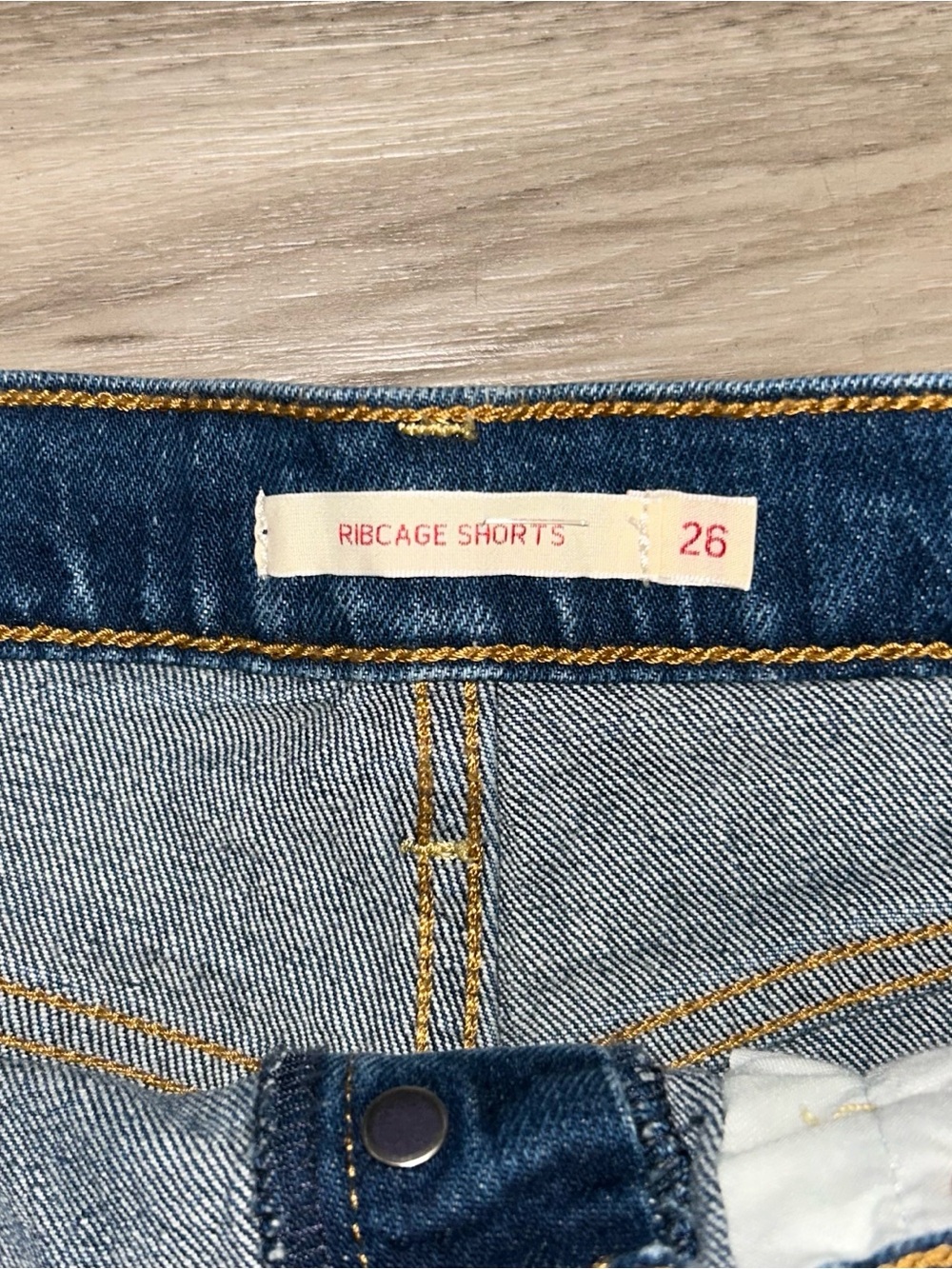 Levi’s Ribcage Shorts 26 High Rise Cut Off Denim Jean Shorts Raw Hem Festival - Picture 3 of 4